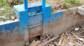 Tampak pintu air dari Batang Air Dua Wilayah BWSS yang jadi sumber air lahan sawah Air hangat timur tertutup sampah