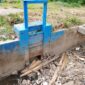 Tampak pintu air dari Batang Air Dua Wilayah BWSS yang jadi sumber air lahan sawah Air hangat timur tertutup sampah