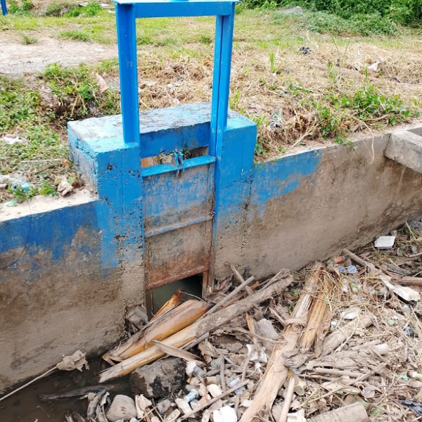 Tampak pintu air dari Batang Air Dua Wilayah BWSS yang jadi sumber air lahan sawah Air hangat timur tertutup sampah
