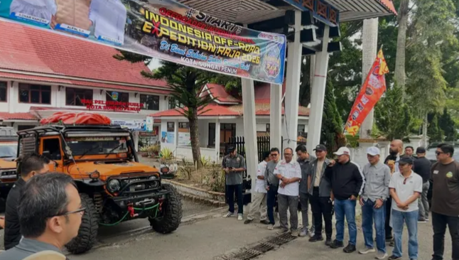 Wali Kota Sungai Penuh Alfin, SH saat melepas keberangkatan peserta Off Road Expedition Raja 2026