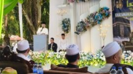 Gubernur Jambi, H Alharis saat menyampaikan sambutan pada peringatan Isra' MIraj di Pondok Pesantren Kasyiful Ulum