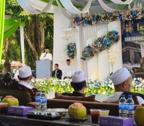 Gubernur Jambi, H Alharis saat menyampaikan sambutan pada peringatan Isra' MIraj di Pondok Pesantren Kasyiful Ulum