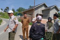 Camat Depati Tujuh Indra Hermawan saat tinjau lokasi kekeringan Sawah