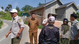 Camat Depati Tujuh Indra Hermawan saat tinjau lokasi kekeringan Sawah