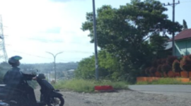 Tampak kondisi jalan Merangin, terutama depan gerbang SMA 6 Merangin yang rusak.