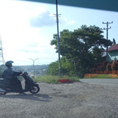 Tampak kondisi jalan Merangin, terutama depan gerbang SMA 6 Merangin yang rusak.