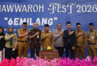 Foto bersama Wabup merangin, Khafid Moein bersama pengurus Ponpes Al-Munawarroh.