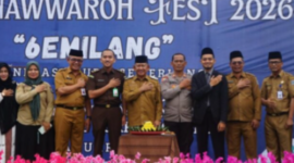 Foto bersama Wabup merangin, Khafid Moein bersama pengurus Ponpes Al-Munawarroh.