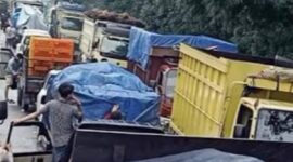 Tampak antrian truk batu bara lewati jalan raya