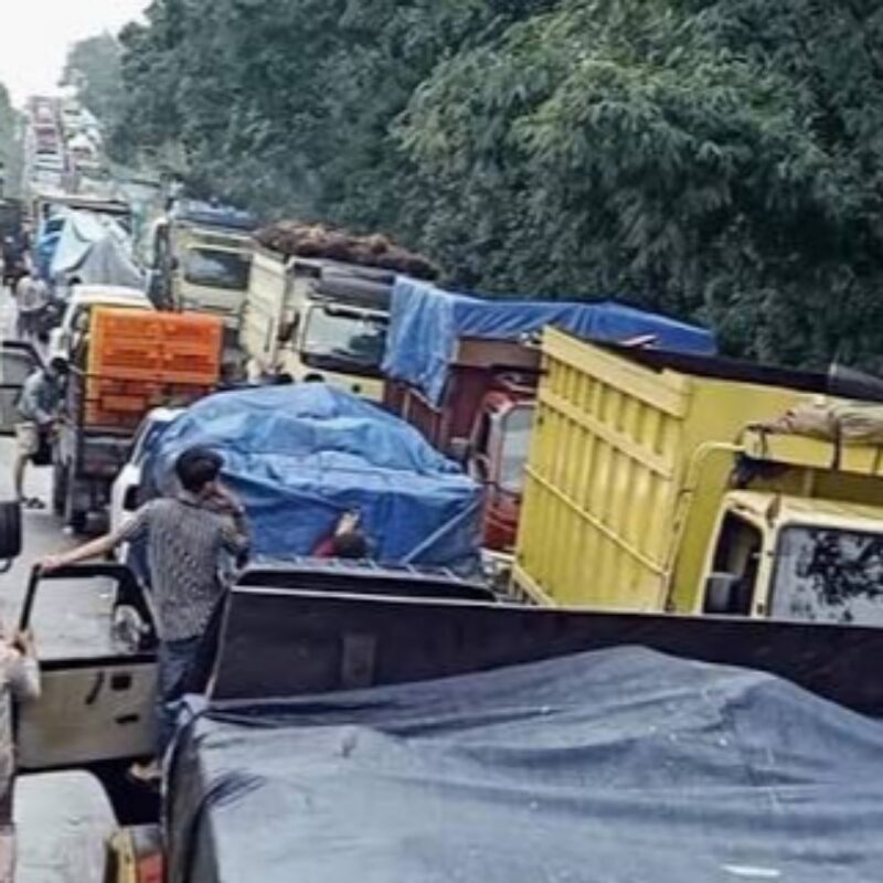 Tampak antrian truk batu bara lewati jalan raya