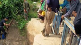 Upaya warga memperbaiki dam