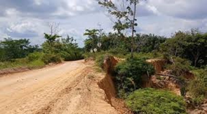Kondisi jalan yang rusak diduga akibat aktivitas PT Alam Anugerah Andalas Andalan (PT A4). (Foto/Google)