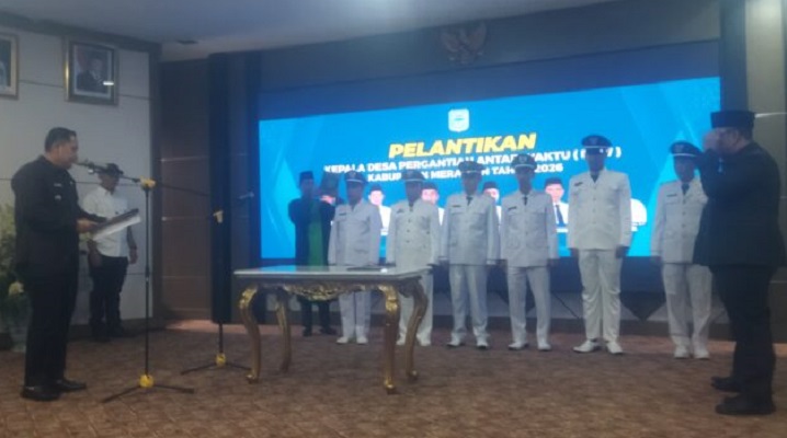 Bupati Merangin, M syukur saat melantik enam kades di Merangin