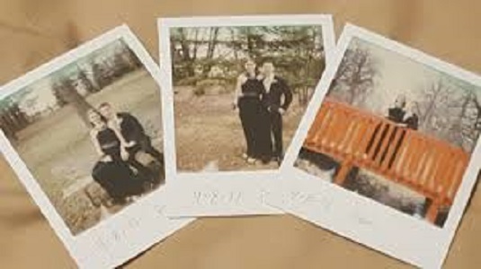Contoh hasil prompt  foto polaroid