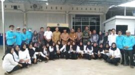 Bupati Sarolangun, H. Hurmin, SE saat foto bersama dengan pegawai Satuan Pelayanan Pemenuhan Gizi (SPPG) Catering Singkut Jaya