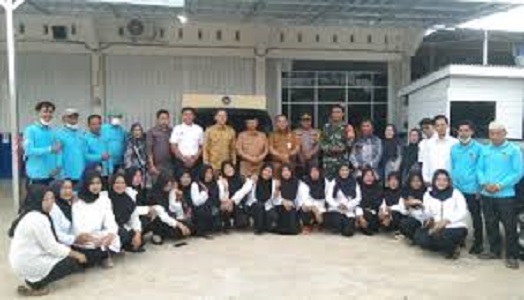 Bupati Sarolangun, H. Hurmin, SE saat foto bersama dengan pegawai Satuan Pelayanan Pemenuhan Gizi (SPPG) Catering Singkut Jaya