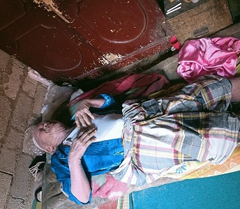 Tampak kondisi Abu Tani yang tengah sakit terbaring dirumah