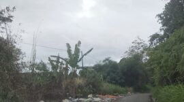 Tampak kondisi sampah yang menumpuk di ruas jalan kerinci
