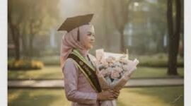 Salah satu contoh hasil prompt foto wisuda