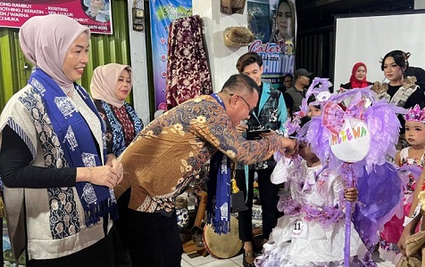 Wali Kota Sungai Penuh, Alfin, SH, bersama Ketua TP-PKK Kota Sungai Penuh, Ny. Sri Kartini Alfin, menghadiri penutupan event tahunan Kreativitas Anak Bangsa