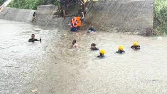 Usaha pencarian bocah 11 tahun yang diduga terseret arus sungai Buntung di jambi
