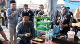 Bupati Tanjabbar, H Anwar Sadat saat Bupati menghadiri pasar malam yang digelar oleh Kelompok Pedagang Kaki Lima Berkah Madani (KPKLBM) 
