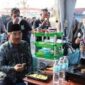 Bupati Tanjabbar, H Anwar Sadat saat Bupati menghadiri pasar malam yang digelar oleh Kelompok Pedagang Kaki Lima Berkah Madani (KPKLBM) 