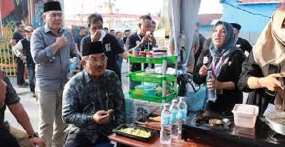 Bupati Tanjabbar, H Anwar Sadat saat Bupati menghadiri pasar malam yang digelar oleh Kelompok Pedagang Kaki Lima Berkah Madani (KPKLBM) 