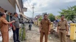 Bupati Merangin M Syukur saat meninjau pasar bawah Merangin