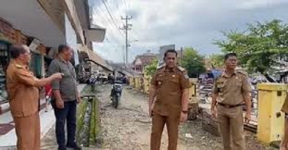 Bupati Merangin M Syukur saat meninjau pasar bawah Merangin