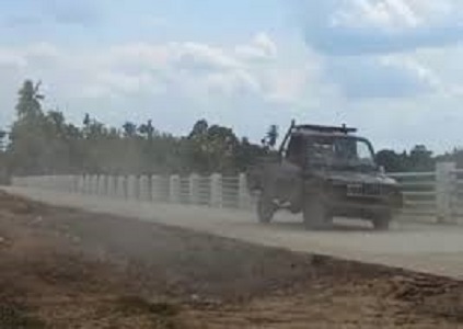 Debu proyek turap dan jalan rigid beton warga Desa Pagar Puding, Kecamatan Tebo Ulu, Kabupaten Tebo dikeluhkan warga