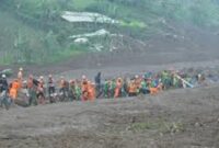 Prosesi evakuasi korban Longsor Cisarua.