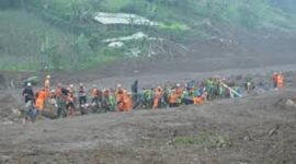Prosesi evakuasi korban Longsor Cisarua.