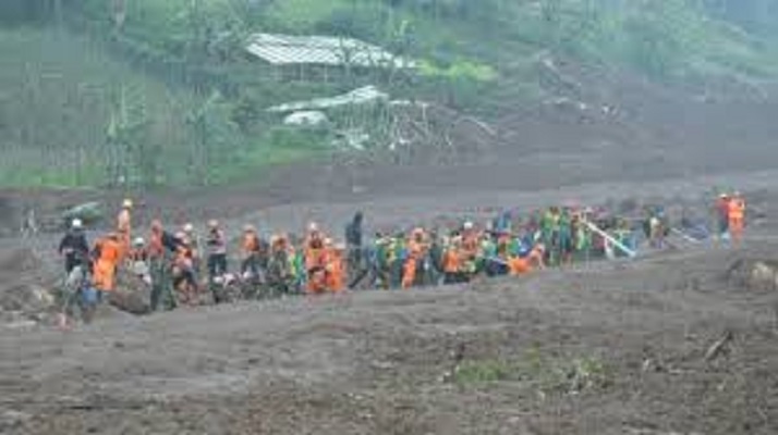 Prosesi evakuasi korban Longsor Cisarua.