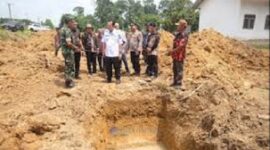 Bupati Muaro Jambi, Dr. Bambang Bayu Suseno saat meninjau pelaksanaan pembangunan gerai KDMP di Taman Rajo