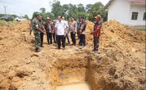 Bupati Muaro Jambi, Dr. Bambang Bayu Suseno saat meninjau pelaksanaan pembangunan gerai KDMP di Taman Rajo