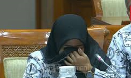 Tangis guru honorer Muaro Jambi, Kejaksaan Republik Indonesia memastikan akan menghentikan perkara dugaan kekerasan terhadap anak yang menjerat guru honorer Kabupaten Muaro Jambi, Tri Wulansari