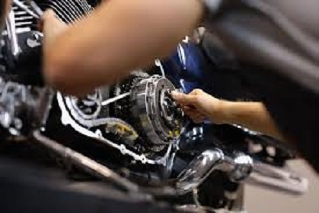 Ilustrasi membuat motor irit BBM