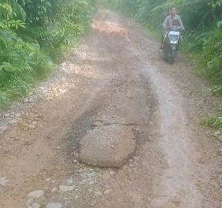 Kondisi jalan dusun karak apung 
