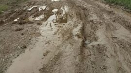 Kondisi jalan lintas Sadu, sungai lokan-sungai benuh dalam kondisi rusak.