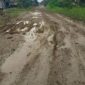 Kondisi jalan lintas Sadu, sungai lokan-sungai benuh dalam kondisi rusak.