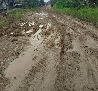 Kondisi jalan lintas Sadu, sungai lokan-sungai benuh dalam kondisi rusak.