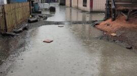 Tampak kondisi jalan Kubang Agung yang rusak parah dan terendam air saat hujan