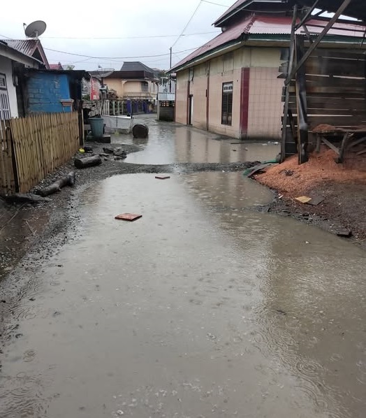 Tampak kondisi jalan Kubang Agung yang rusak parah dan terendam air saat hujan
