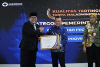 Gubernur Jambi, H Alharis saat menerima penghargaan dari ombudsman