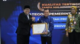 Gubernur Jambi, H Alharis saat menerima penghargaan dari ombudsman