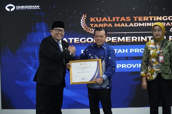 Gubernur Jambi, H Alharis saat menerima penghargaan dari ombudsman