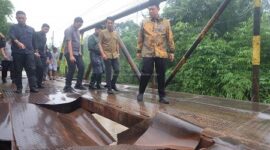 Bupati Muaro Jambi, Dr. Bambang Bayu Suseno, melakukan peninjauan langsung ke jembatan Air Hitam yang mengalami kerusakan di Desa Kebun IX. ( doc. pemkab muaro jambi)
