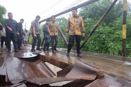 Bupati Muaro Jambi, Dr. Bambang Bayu Suseno, melakukan peninjauan langsung ke jembatan Air Hitam yang mengalami kerusakan di Desa Kebun IX. ( doc. pemkab muaro jambi)