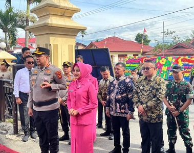 Wali Kota Sungai Penuh, Alfin, SH, menghadiri penyambutan Kapolres Kerinci yang baru, AKBP Ramadhanil, S.H., S.I.K., M.H., di halaman Mapolres Kerinci
